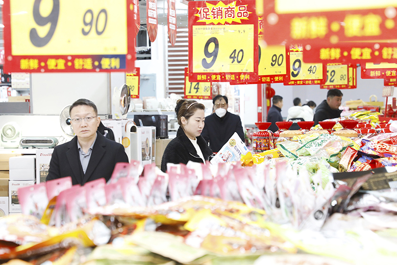 縣城各大商超內充滿著濃濃的節(jié)日氛圍