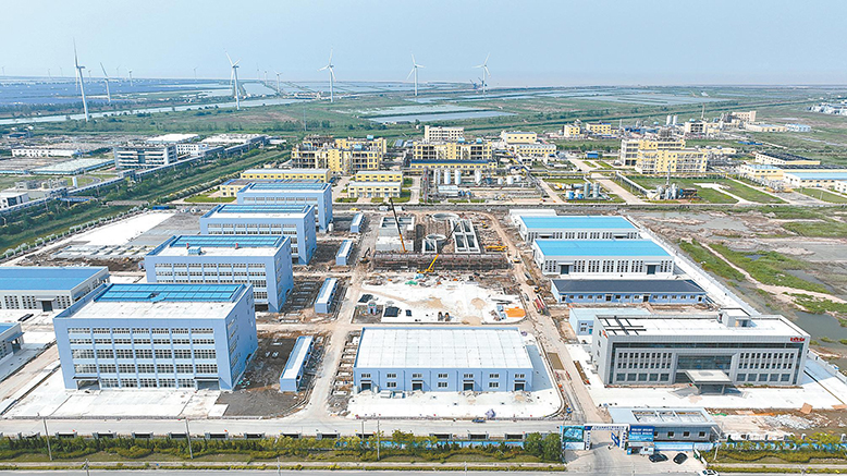 億年光學合成樹脂項目施工現(xiàn)場