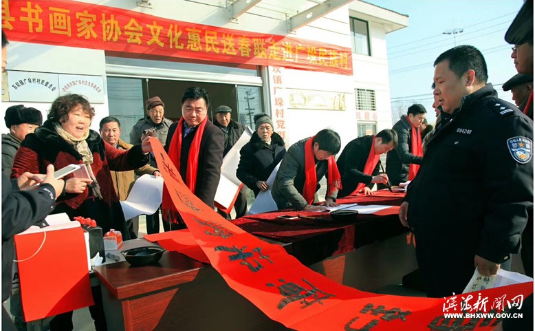 我縣書法家開(kāi)展送春聯(lián)活動(dòng)