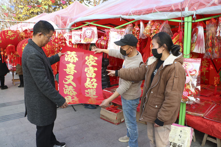 市民購(gòu)買(mǎi)年貨