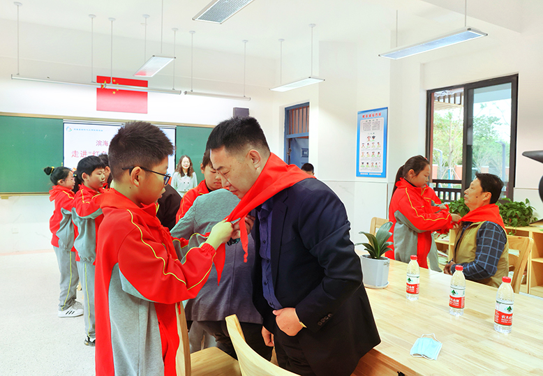縣新四軍研究會(huì)開展“走進(jìn)紅色校園和場(chǎng)館”活動(dòng)