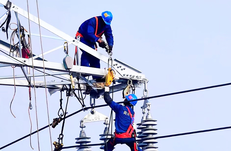 國網(wǎng)濱?？h供電分公司組織電力維護人員對運營線路全方位維檢