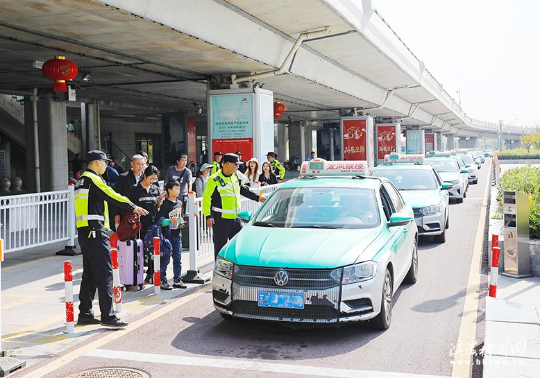 縣交通運輸綜合行政執(zhí)法大隊開展出租車市場經(jīng)營秩序專項整治行動