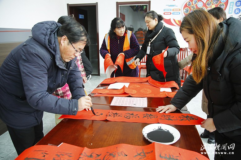 “翰墨飄香迎新春，書(shū)寫(xiě)春聯(lián)送祝福”書(shū)法惠民活動(dòng)