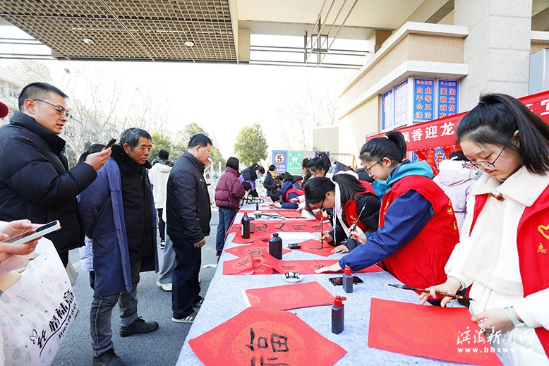 縣一中中市路南校區(qū)組織開(kāi)展“丹墨飄香迎龍年揮毫寫(xiě)福送春聯(lián)”活動(dòng)