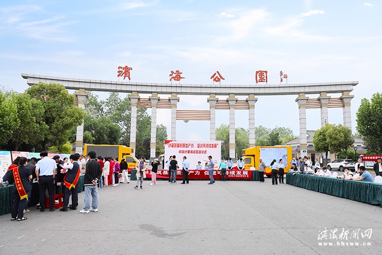 縣市場(chǎng)監(jiān)管局開展世界計(jì)量日宣傳活動(dòng)