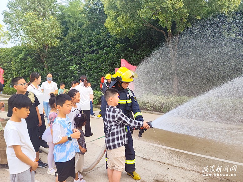 “七彩的夏日——‘童’行消防站，致敬火焰藍”研學(xué)活動